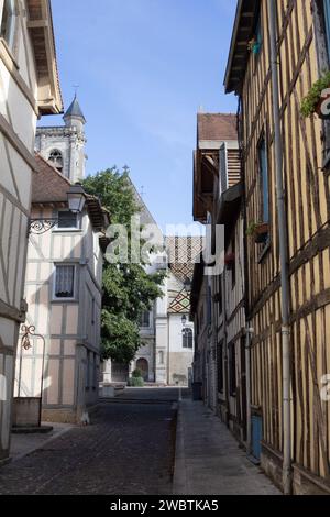 Case medioevali in legno sulla rue Albert Merat che conducono alla chiesa di St Nizier e al suo colorato tetto in piastrelle smaltate nella storica Troyes, in Francia. Foto Stock