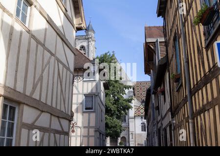 Case medioevali in legno sulla rue Albert Merat che conducono alla chiesa di St Nizier e al suo colorato tetto in piastrelle smaltate nella storica Troyes, in Francia. Foto Stock