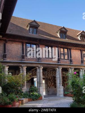 L'Hotel de Mauroy, Troyes, Francia, con il suo tetto piastrellato e la facciata in legno di ciottoli, ospita il Museo degli strumenti o la Maison de l'Outil et de la pensée ouvrière. Foto Stock