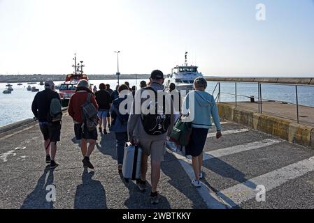 Traghetto da Boardint a Petrel per Ile de Sein, Sainte-Evette, Audierne-Esquibien, Finistere, Bretagne, Francia, Europa Foto Stock