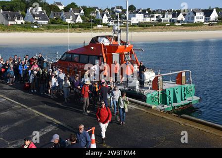 Imbarco sul traghetto Petrel per Ile de Sein, battello di salvataggio Olivaux, Sainte-Evette, Audierne-Esquibien, Finistere, Bretagne, Francia, Europa Foto Stock