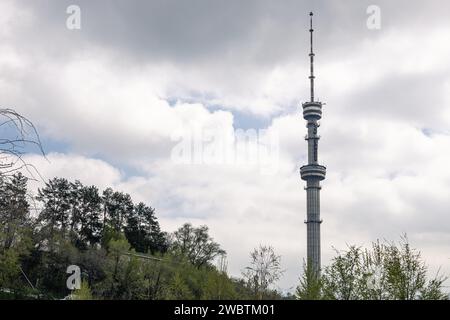 Torre della televisione sullo sfondo di un cielo nuvoloso. Koktobe Television and radio broadcast tower ad Almaty, Kazakistan. Le attrazioni della città, il parco Foto Stock