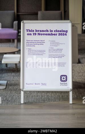 Un cartello che informa i clienti che una filiale della Royal Bank of Scotland sta chiudendo, Sauchiehall Street, Glasgow, Scozia, Regno Unito, Europa Foto Stock