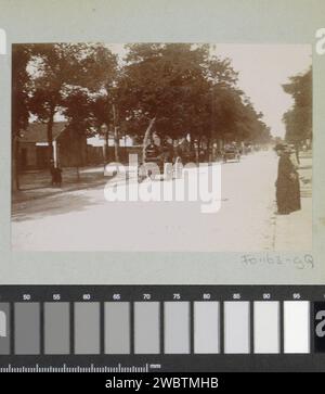 Inizio della gara Parigi-Amsterdam per Automobiles, 1898 Fotografia parte dell'album fotografico di un fotografo dilettante francese con registrazioni di viaggi in Francia, Spagna, Belgio, Lussemburgo e Paesi Bassi, le prime auto e gare automobilistiche. Giornale di Parigi. supporto fotografico automobile. via (+ città(-scape) con cifre, personale). Gare automobilistiche a Parigi Foto Stock