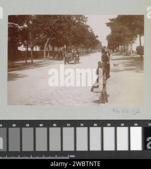 Inizio della gara Parigi-Amsterdam per Automobiles, 1898 Fotografia parte dell'album fotografico di un fotografo dilettante francese con registrazioni di viaggi in Francia, Spagna, Belgio, Lussemburgo e Paesi Bassi, le prime auto e gare automobilistiche. Giornale di Parigi. supporto fotografico automobile. via (+ città(-scape) con cifre, personale). Gare automobilistiche a Parigi Foto Stock