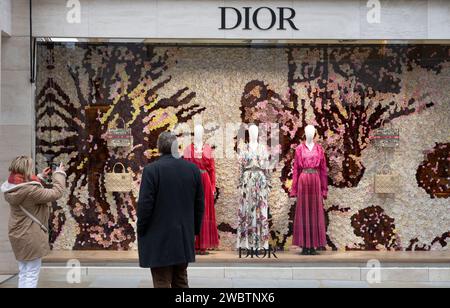 New Bond Street, Londra, Regno Unito. 12 gennaio 2024. Giorno invernale grigio post-natalizio nell'elegante New Bond Street di Londra con vetrine colorate sul negozio Dior. Crediti: Malcolm Park/Alamy Live News Foto Stock