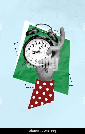 immagine di schizzo retrò 3d pinup pop con braccio che regge un orologio vintage con sfondo blu isolato a otto oclock Foto Stock