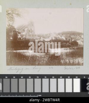 Vista di Montigny-sur-Loering con rapide e chiesa, foto del 1897 parte dell'album fotografico di un fotografo dilettante francese con registrazioni di viaggi in Francia, Spagna, Belgio, Lussemburgo e Paesi Bassi, le prime auto e gare automobilistiche. Carta di Montigny-sur-Loing. supporto fotografico prospettiva di villaggio, silhouette di villaggio. rapide di Montigny-sur-Loing Foto Stock