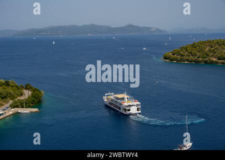 Guardando in basso sul traghetto per auto al porto Spilia sotto Spartochori sull'isola di Meganisi Foto Stock