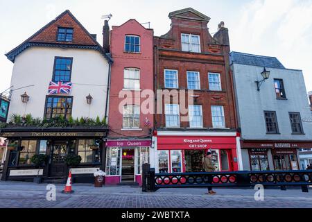 Windsor, Regno Unito. 11 gennaio 2024. I locali commerciali di Castle Hill sono visti dall'altra parte della strada. Castle Hill, che forma l'approccio all'ingresso principale del Castello di Windsor, è stato recentemente parzialmente pedonalizzato al fine di migliorare sia l'esperienza dei visitatori che la sicurezza dei visitatori e dei residenti locali. Crediti: Mark Kerrison/Alamy Live News Foto Stock