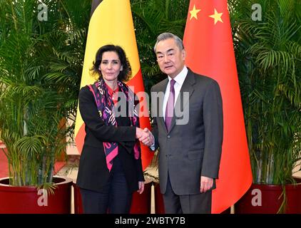 Pechino, Cina. 12 gennaio 2024. Il ministro degli Esteri cinese Wang Yi, anche membro dell'Ufficio politico del Comitato centrale del Partito Comunista Cinese, incontra il ministro degli Esteri belga Hadja Lahbib, che accompagna il primo ministro belga Alexander De Croo in visita in Cina, a Pechino, capitale della Cina, 12 gennaio 2024. Crediti: Yin Bogu/Xinhua/Alamy Live News Foto Stock