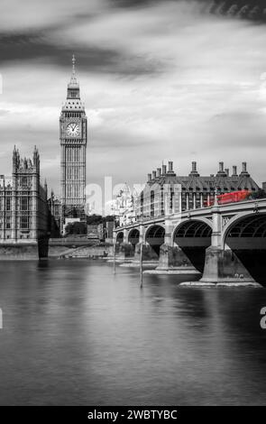 Ponte di Westminster con il Big Ben e il Tamigi, a Londra, Regno Unito. Bianco e nero con colore selettivo rosso Foto Stock