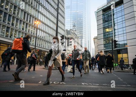 25 gennaio 2023: I pendolari arrivano per lavoro in una nebbia invernale nella City di Londra. Foto Stock