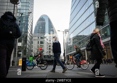 25 gennaio 2023: I pendolari arrivano per lavoro in una nebbia invernale nella City di Londra. Foto Stock