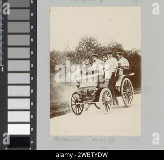 Partecipanti alla gara Parigi-Amsterdam per le auto in viaggio a Coulommiers, 1898 Fotografia parte di un album fotografico di un fotografo dilettante francese con registrazioni di viaggi in Francia, Spagna, Belgio, Lussemburgo e Paesi Bassi, le prime auto e gare automobilistiche. Far scorrere la carta. supporto fotografico automobile. via (+ città(-scape) con cifre, personale). Scivolo per corse automobilistiche Foto Stock
