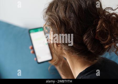 Berlino, Germania. 29 settembre 2023. Una giovane donna tiene lo smartphone in mano e legge un messaggio WhatsApp. Crediti: Weronika Peneshko/dpa/Alamy Live News Foto Stock