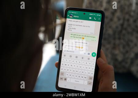 Berlino, Germania. 29 settembre 2023. Una giovane donna tiene lo smartphone in mano e legge un messaggio WhatsApp da sua madre. Crediti: Weronika Peneshko/dpa/Alamy Live News Foto Stock