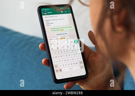 Berlino, Germania. 29 settembre 2023. Una giovane donna tiene lo smartphone in mano e legge un messaggio WhatsApp da sua madre. Crediti: Weronika Peneshko/dpa/Alamy Live News Foto Stock