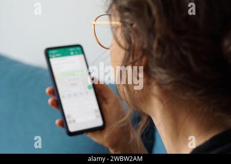 Berlino, Germania. 29 settembre 2023. Una giovane donna tiene lo smartphone in mano e legge un messaggio WhatsApp. Crediti: Weronika Peneshko/dpa/Alamy Live News Foto Stock