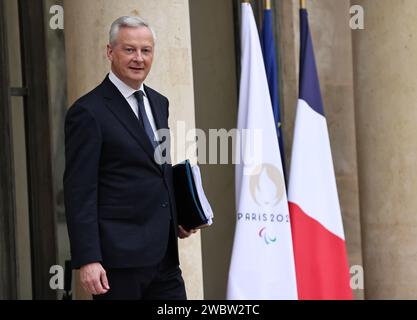 Parigi, Francia. 12 gennaio 2024. Il ministro francese dell'economia, delle finanze e della sovranità industriale e digitale Bruno le Maire lascia dopo la riunione settimanale del gabinetto al Palazzo presidenziale dell'Eliseo a Parigi, in Francia, 12 gennaio 2024. Giovedì il presidente francese Emmanuel Macron ha nominato un elenco di ministri del nuovo governo sulla base della proposta del nuovo primo ministro Gabriel Attal. Crediti: Gao Jing/Xinhua/Alamy Live News Foto Stock