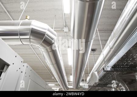 Tubi del sistema HVAC, gestione del riscaldamento, ventilazione, aria condizionata e raffreddamento, sono collocate sul soffitto. Questo sistema di comando della climatizzazione garantisce la c Foto Stock