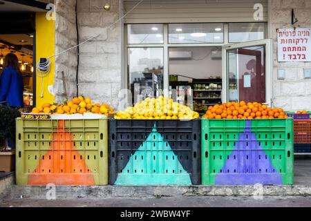 Haifa, Israele - 10 gennaio 2024, limoni, arance e mandarini in scatole verdi in un negozio di fruttivendolo sulla strada. Foto Stock