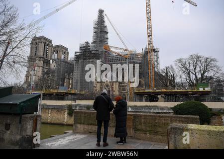 Francia. 12 gennaio 2024. © PHOTOPQR/LE COURRIER DE L'OUEST/JOSSELIN CLAIR ; 12/01/2024 ; PARIGI, 12/01/2024, a l'occasion de la fin du chantier de la charpente de Notre-Dame de Paris par les ateliers Perrault situes dans le Maine-et-Loire, un bouquet de fleurs a ete pose sur le sommet de l'abside de la charpente de Notre-Dame de Paris. (Josselin Clair/le Courrier de l'Ouest) Cattedrale di Notre-Dame de Paris a Parigi, il 12 gennaio 2023, durante la sua ricostruzione dopo l'incendio che distrusse la cattedrale nel 2019. *** Didascalia locale *** credito: MAXPPP/Alamy Live News Foto Stock