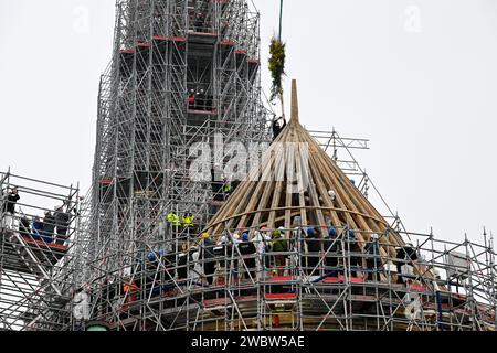 Francia. 12 gennaio 2024. © PHOTOPQR/LE COURRIER DE L'OUEST/JOSSELIN CLAIR ; 12/01/2024 ; PARIGI, 12/01/2024, a l'occasion de la fin du chantier de la charpente de Notre-Dame de Paris par les ateliers Perrault situes dans le Maine-et-Loire, un bouquet de fleurs a ete pose sur le sommet de l'abside de la charpente de Notre-Dame de Paris. (Josselin Clair/le Courrier de l'Ouest) Cattedrale di Notre-Dame de Paris a Parigi, il 12 gennaio 2023, durante la sua ricostruzione dopo l'incendio che distrusse la cattedrale nel 2019. *** Didascalia locale *** credito: MAXPPP/Alamy Live News Foto Stock