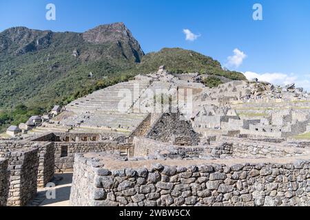 Una vista delle terrazze e delle rovine della cittadella di Machu Picchu nella Valle Sacra in Perù Foto Stock