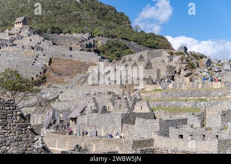 Una vista delle terrazze e delle rovine della cittadella di Machu Picchu nella Valle Sacra in Perù Foto Stock