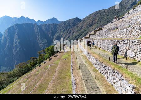 Una vista delle terrazze e delle rovine della cittadella di Machu Picchu nella Valle Sacra in Perù Foto Stock