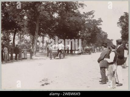 Inizio della gara Parigi-Amsterdam per Automobiles, 1898 Fotografia parte dell'album fotografico di un fotografo dilettante francese con registrazioni di viaggi in Francia, Spagna, Belgio, Lussemburgo e Paesi Bassi, le prime auto e gare automobilistiche. Giornale di Parigi. supporto fotografico automobile. via (+ città(-scape) con cifre, personale). Gare automobilistiche a Parigi Foto Stock
