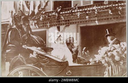 Produzione fotografica (presumibilmente) di un disegno, che presenta lo zar Nicolaas II di Russia e la zarina Alexandra Fjodorovna in carrozza durante la loro visita a Parigi, 1896 Fotografia parte di un album fotografico di un fotografo dilettante francese con registrazioni di viaggi in Francia, Spagna, Belgio, Lussemburgo e Paesi Bassi, le prime auto e gare automobilistiche. Giornale di Parigi. righello di supporto fotografico, sovrano. Righello, sovrano - BB - righello femmina. trazione animale, veicolo trainato da animali (trasporto, ecc.). festività (+ sfilata, concorso, cavalcata  attività festive). Forze terrestri (+ cavalleria, cavalieri) Parigi Foto Stock