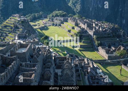 Una vista delle terrazze e delle rovine della cittadella di Machu Picchu nella Valle Sacra in Perù Foto Stock