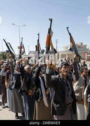 Sanaa, Sanaa, Yemen. 11 gennaio 2024. I combattenti Houthi appena reclutati detengono armi e cantano slogan in una cerimonia alla fine del loro addestramento.il capo del movimento Houthi dello Yemen ha messo in guardia gli Stati Uniti e i suoi alleati circa una potenziale rappresaglia significativa se avviano un attacco militare contro la sua nazione. (Immagine di credito: © Osamah Yahya/ZUMA Press Wire) SOLO USO EDITORIALE! Non per USO commerciale! Foto Stock