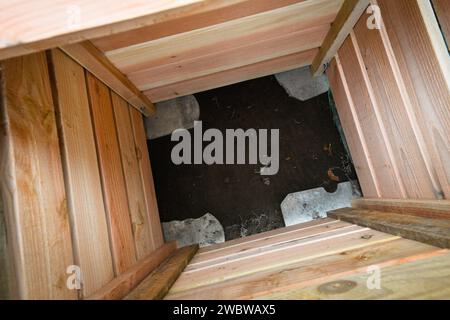 Vista dall'alto su un nuovo contenitore vuoto di compost in legno, realizzato con pannelli di abete Douglas Foto Stock