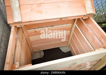 Vista dall'alto su un nuovo contenitore vuoto di compost in legno, realizzato con pannelli di abete Douglas Foto Stock