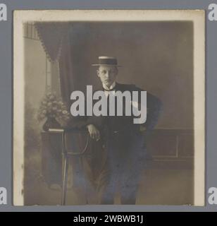 Ritratto di un giovane sconosciuto con un cappello di paglia, anonimo, c. 1915 - c. 1935 fotografia supporto fotografico stampa in argento gelatina testa-Gear: Cappello. giovani, adolescenti Foto Stock