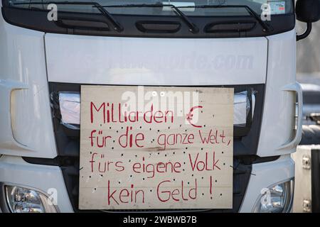 AM 12. Januar 2024 versammelten sich tausende Teilnehmer*innen auf der Theresienwiese in München Deutschland, um gemeinsam mit dem Verband der Transport-und Logistikunternehmen ( BGL Süd ) und Landesverband Bayerischer Transport- und Logistikunternehmen ( LBT ) e.V., um gegen Ampelregierung zu demonstrieren. Der Großteil der Teilnehmer*innen reiste mit dem eigenen LKW, Traktor, Baufahrzeug oder ähnliches an. Quindi fanden sich über 1800 Fahrzeuge am Versammlungsort ein. Die Demo War Teil der Protestwoche der Bauernproteste. -- il 12 gennaio 2024, migliaia di partecipanti si sono riuniti sul Theresi Foto Stock