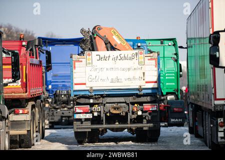 AM 12. Januar 2024 versammelten sich tausende Teilnehmer*innen auf der Theresienwiese in München Deutschland, um gemeinsam mit dem Verband der Transport-und Logistikunternehmen ( BGL Süd ) und Landesverband Bayerischer Transport- und Logistikunternehmen ( LBT ) e.V., um gegen Ampelregierung zu demonstrieren. Der Großteil der Teilnehmer*innen reiste mit dem eigenen LKW, Traktor, Baufahrzeug oder ähnliches an. Quindi fanden sich über 1800 Fahrzeuge am Versammlungsort ein. Die Demo War Teil der Protestwoche der Bauernproteste. -- il 12 gennaio 2024, migliaia di partecipanti si sono riuniti sul Theresi Foto Stock