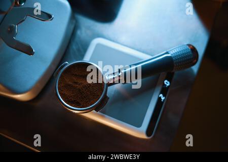 Pesare il caffè su bilance per proporzioni migliori Foto Stock