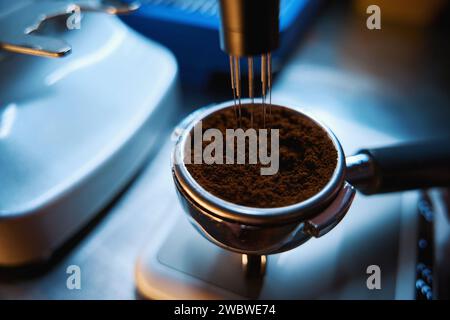 Livellamento del processo di caffè in portafiltro con distributore di polveri specializzato Foto Stock