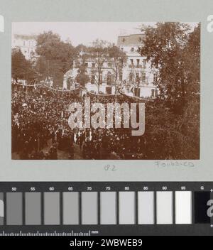 Folla per strada durante la visita dello zar Nicolaas II di Russia a Parigi, 1896 Fotografia parte dell'album fotografico di un fotografo dilettante francese con registrazioni di viaggi in Francia, Spagna, Belgio, Lussemburgo e Paesi Bassi, le prime auto e gare automobilistiche. Giornale di Parigi. feste di supporto fotografico (+ sfilata, concorso, cavalcata  attività festive). forze terrestri (+ cavalleria, cavalieri). Folla, mob Paris Foto Stock