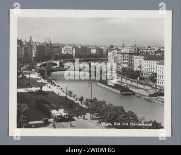 Veduta di una banchina del Danubio a Vienna, Anonimo, c. 1950 - c. 1960 fotografia Vienna supporto fotografico banchina stampa argento gelatina. fiume Vienna Foto Stock