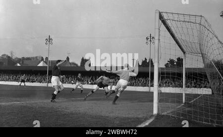 1960, storico, partita di calcio, Oxford United contro Chelmsford City al Manor Ground, Oxford, Inghilterra. Formatosi come Headington F. C nel 1893, divennero Headington United nel 1911 e poi Oxford United nel 1960 quando erano nella Premier Division della Southern League, che vinsero due stagioni di fila. Nel 1962 sono stati eletti (promossi) nella Football League Fourth Division dopo che l'Accrington Stanley è stato dichiarato in bancarotta e ha lasciato il loro posto. Foto Stock