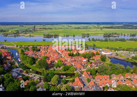 Vista aerea sulla città vecchia di Hitzacker lungo il fiume Elba in estate nel quartiere Lüchow-Dannenberg della bassa Sassonia / Niedersachsen, Germania Foto Stock