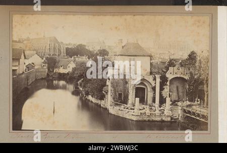 Vista di Chartres con l'Église Saint -Pierre, Anonimo, 1880 - 1910 Fotografia questa foto fa parte di un album. supporto fotografico della chiesa con stampa di albumi (esterno). vista sulla città e paesaggio con costruzioni artificiali. Canali, acque (in città) Chartres Foto Stock