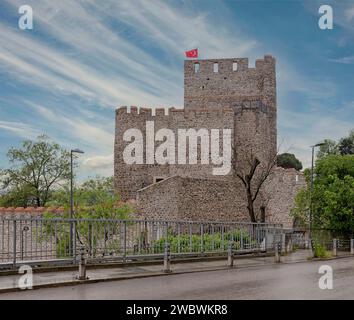 Anadolu Hisari, o Castello Anatoliano, una fortezza ottomana medievale del 13th ° secolo costruita dal Sultano Bayezid i, e situato sul lato anatoliano del Bosforo nel quartiere Beykoz, Istanbul, Turchia Foto Stock