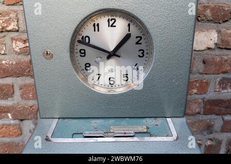 Orologio meccanico, registrazione analogica dell'orario di lavoro, immagine simbolica, Foto Stock