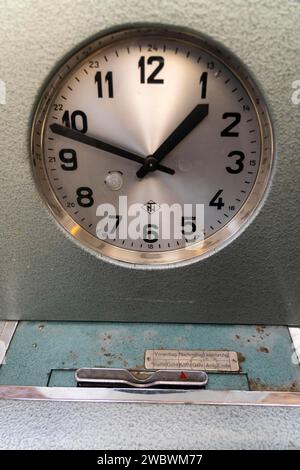 Orologio meccanico, registrazione analogica dell'orario di lavoro, immagine simbolica, Foto Stock